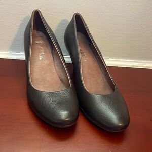 Size 8 (39) brown pumps. Rounded toe. Navid O’Nadia